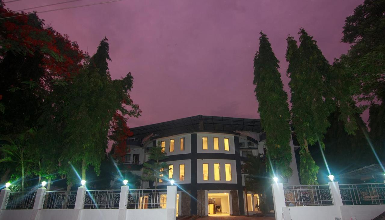 Strand Resort Лонавла Екстер'єр фото