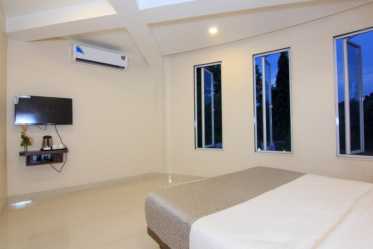 Strand Resort Лонавла Екстер'єр фото