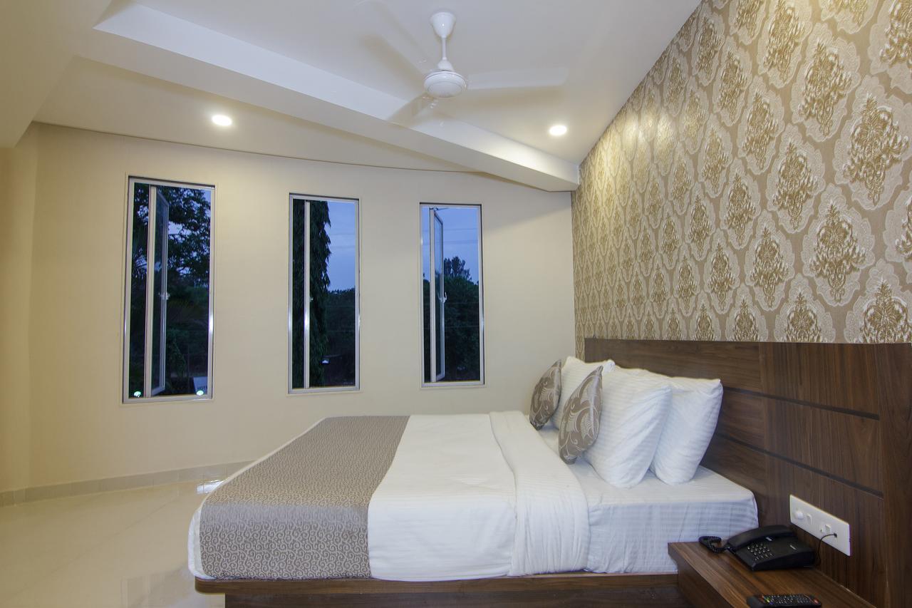 Strand Resort Лонавла Екстер'єр фото